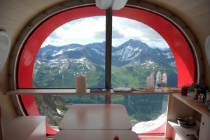 Refuge-Gervasutti-Alpine-Hut dining room